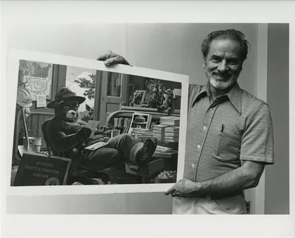Rudy Wendellin sosteniendo su ilustración de Smokey