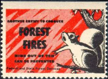 Una ardilla en un sello postal dice: "Otro enemigo que conquistar: los incendios forestales".