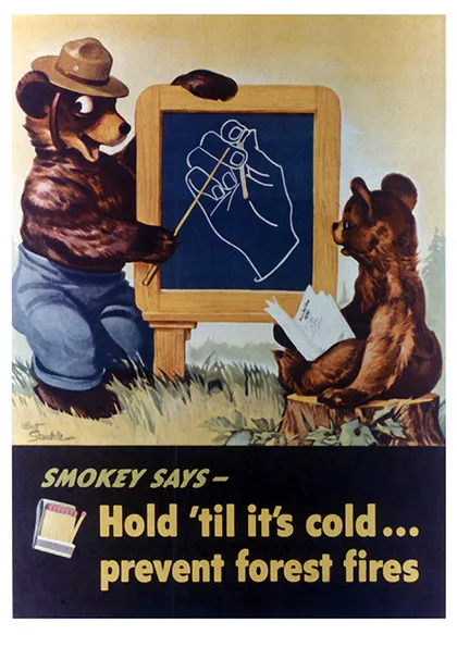 El oso Smokey señala una pizarra donde se ve una mano apagando un fósforo, y se lee: "Apretarlo hasta que se apague evita los incendios forestales".