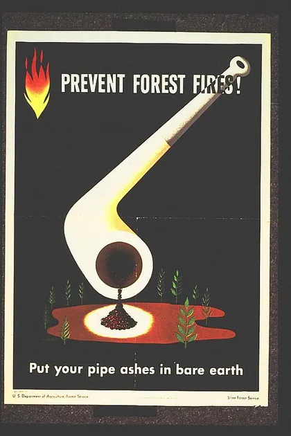 Un cartel dice: ¡Evita incendios forestales! Tira las cenizas de tu pipa en un área despejada.
