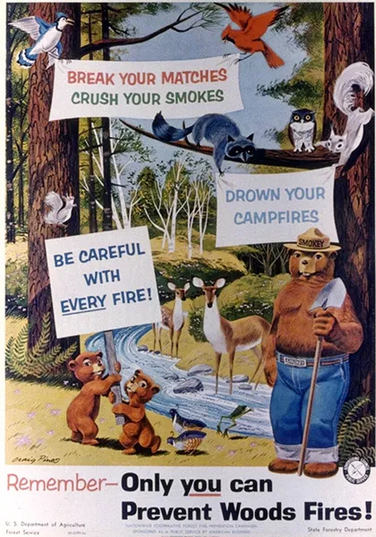 el oso Smokey y sus amigos del bosque sostienen algunos carteles en los que se lee: "Rompe tus fósforos, aplasta los humos", "ahoga tus fogatas", "sé cuidadoso con cada fuego".