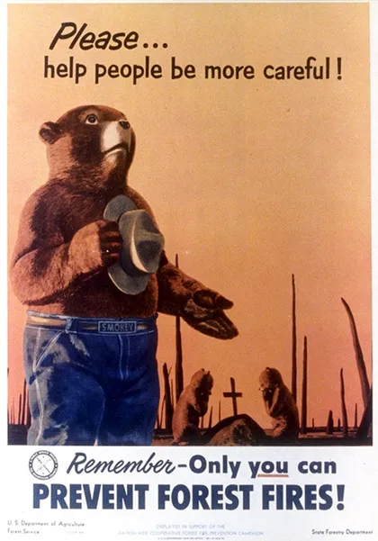 Cartel de el oso Smokey mirando al cielo y pidiendo: "¡Por favor... ayuda a las personas a tener más cuidado!".