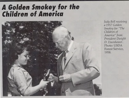 Recorte de periódico en el que vemos a Judy Bell recibiendo un Golden Smokey en 1957 de parte del presidente Dwight D. Eisenhower.
