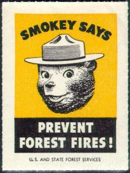 Un cartel de Smokey que dice: ¡Prevenga los incendios forestales!".