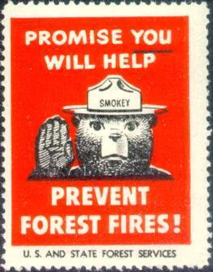Un sello postal que dice: "¡Promete que ayudarás a prevenir los incendios forestales!".