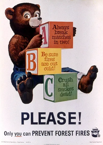 Imagen de Smokey jugando con 3 bloques de construcción en los que se lee su ABC: A (Always): Siempre sostén los fósforos hasta que se enfríen, B (Be sure): Asegúrate de ahogar todos los fuegos, C (Crush): Aplasta todos los humos. Sigue el ABC de Smokey. ¡Por favor! Solo tú puedes prevenir incendios forestales".
