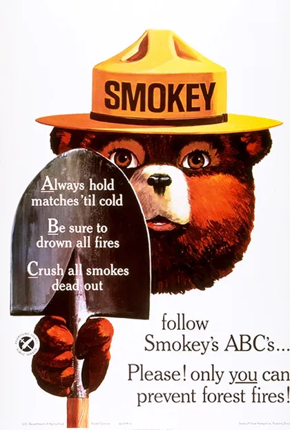 Cartel donde se lee el ABC de Smokey. A (Always): Siempre sostén los fósforos hasta que se enfríen, B (Be sure): Asegúrate de ahogar todos los fuegos, C (Crush): Aplasta todos los humos. "Sigue el ABC de Smokey. ¡Por favor! Solo tú puedes prevenir incendios forestales".