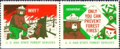 Dos sellos postales: En el primero vemos a Smokey vendando a un osito en un bosque incendiado, y se pregunta: "¿Por qué?". El segundo dice: "Recuerda, solo tú puedes prevenir los incendios forestales".