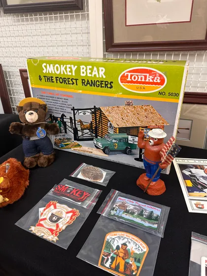 Productos conmemorativos del oso Smokey (juguetes, parches, pines y más)