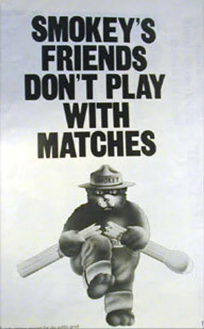 Cartel con Smokey rompiendo un enorme fósforo con su rodilla que dice: "Los amigos de Smokey no juegan con fósforos".