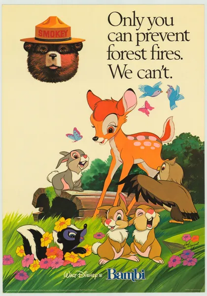 Cartel de Bambi de Walt Disney con dos pájaros azules, una mariposa roja y una mariposa azul, un búho, un conejo gris, dos conejos marrones y un zorrillo en un campo lleno de flores y un tronco de árbol hueco. El cartel dice: "Solo tú puedes prevenir los incendios forestales. Nosotros no podemos".