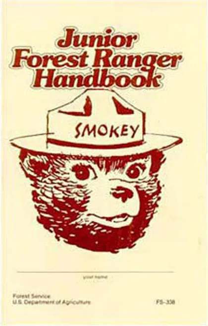 El oso Smokey en la portada del Junior Forest Ranger Handbook.
