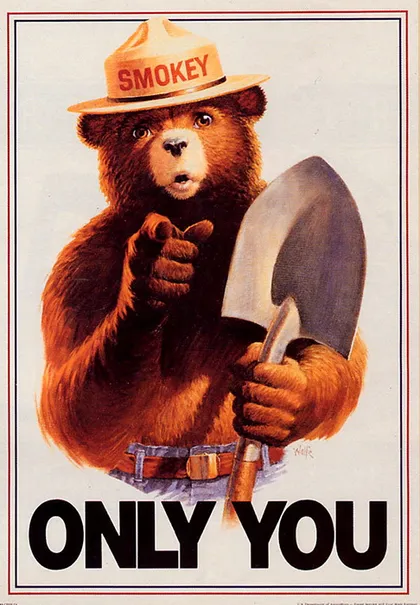 Cartel con el oso Smokey que nos señala y dice: "¡Solo tú!".
