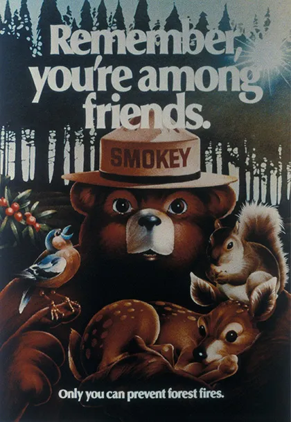 Cartel con el oso Smokey rodeado de otros animales en el que se lee: "Recuerda que estás entre amigos".