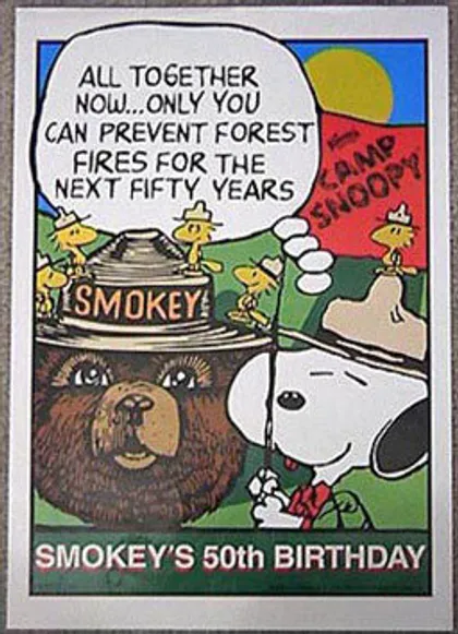 Cartel de Snoopy celebrando el 50 aniversario del oso Smokey que dice: "Ahora todos juntos. ¡Solo tú puedes prevenir los incendios forestales en los próximos cincuenta años!".