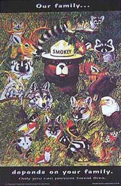 Cartel con el oso Smokey rodeado de otros animales del bosque que dice: "Nuestra familia depende de su familia".