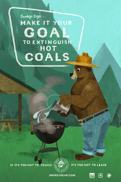 Cartel de el oso Smokey ante un asador que dice: "Haz que tu objetivo sea apagar las brasas".