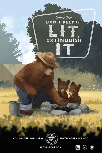 Cartel de el oso Smokey ante una fogata explicándole a dos ositos: ¡No lo dejes encendido, apágalo!".