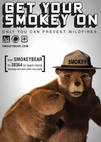 Cartel que dice: "Conviértete en el oso Smokey: Solo tú puedes prevenir incendios forestales".