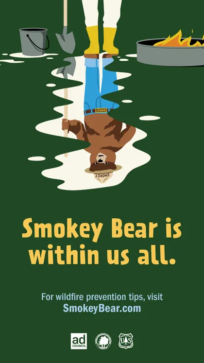 Persona que se deshace adecuadamente de las carbones calientes de una parrilla. Smokey aparece en el reflejo del coche delante de ellos. El texto dice "Smokey Bear está dentro de todos nosotros. Para consejos de prevención de incendios forestales, visite SmokeyBear.com"