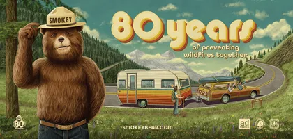 El oso Smokey saludando con su sombrero de guardabosques frente a un paisaje montañoso. Un camper rodante clásico y una camioneta familiar estacionados al lado de una carretera con curvas, sugiriendo una aventura al aire libre o un viaje de campamento.