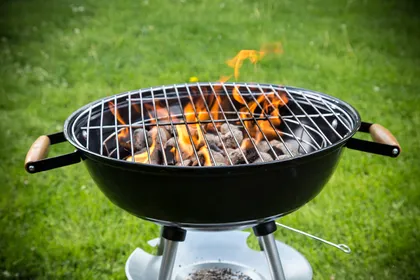 Parrilla encendida con brasas