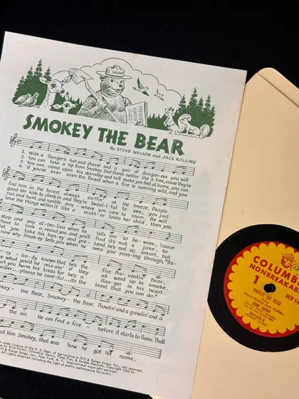 Hoja con la letra y partitura de la canción “Smokey the Bear”