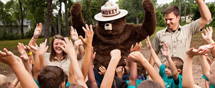 Smokey levantando las manos con los niños