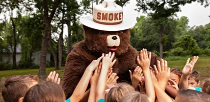 Smokey chocando las manos con los niños
