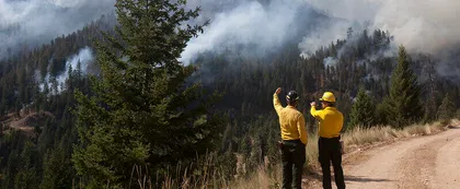 Bomberos observan un incendio en las colinas de West Riverside, Montana.