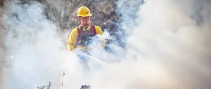 Bombero apagando un incendio